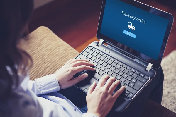 Hendene over tastaturet på laptop . – stockfoto