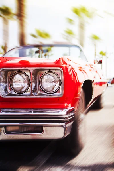 Vermelho carro clássico dirigindo rápido . — Fotografia de Stock