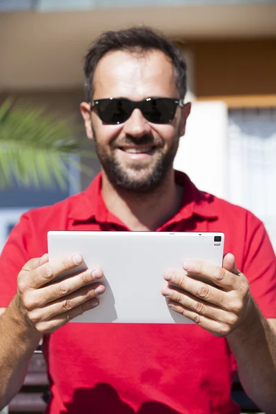 Mann liest Tablet. Tablet im Fokus. — Stockfoto