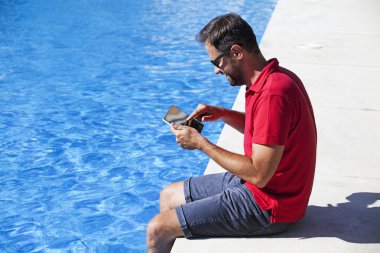 Tablet için ev otomasyon kullanan adam.
