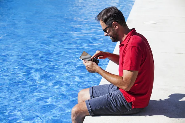 Tablet için ev otomasyon kullanan adam.