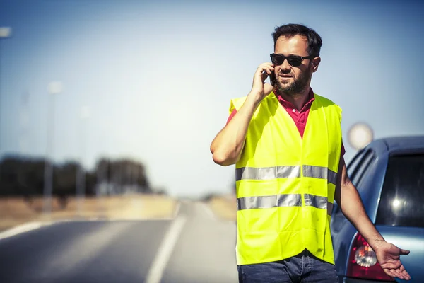 Bezorgd man praten met verzekeringsmaatschappij na verdeling van de auto. — Stockfoto