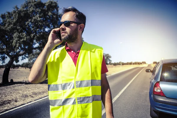 Mann ruft nach Autopanne bei Versicherung an. — Stockfoto