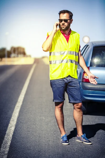 Homem chamando a companhia de seguros depois de um colapso do carro . — Fotografia de Stock