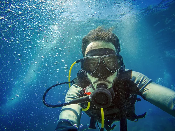 海でダイバーのセルフ ポートレート. — ストック写真