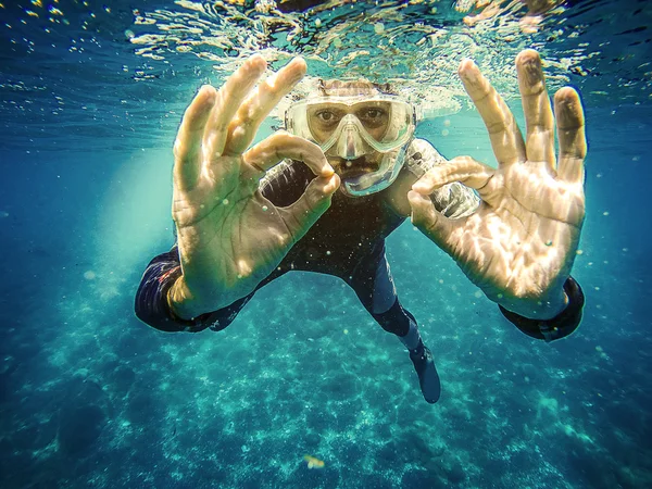 Scuba diver under vattnet visar ok signal med två händer. — Stockfoto