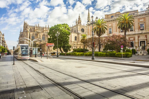 Kathedraal van Sevilla van Constitution Avenue. — Stockfoto