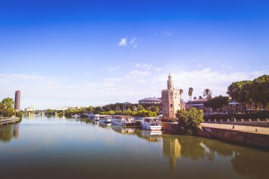 Guadalquivir Nehri Seville. Ünlü Golden Tower sağ.