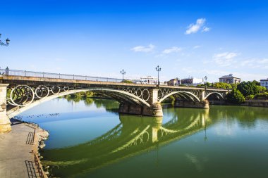 Seville şehrinde Triana Köprüsü. Andalusia, İspanya.