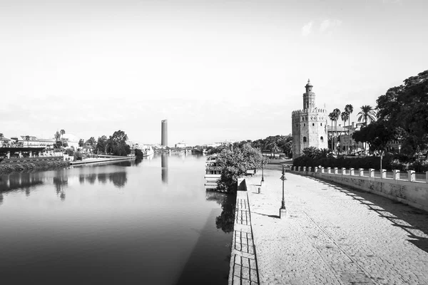 Rio Guadalquivir em Sevilha. Preto e branco. Famosa Torre Dourada à direita . — Fotografia de Stock