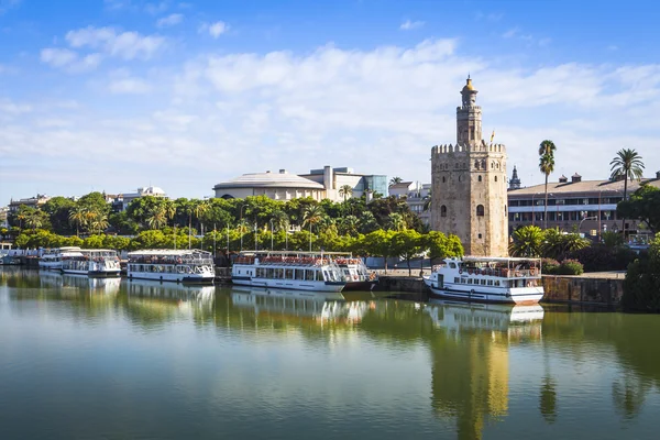 Guadalquivir rivier in Sevilla. Beroemde gouden toren in het recht. — Stockfoto