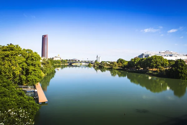 De rivier Guadalquivir in Sevilla vanaf de brug van Triana. — Stockfoto