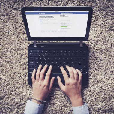 Malaga, İspanya - 26 Nisan 2015: Facebook giriş sayfası bir bilgisayar ekranında.