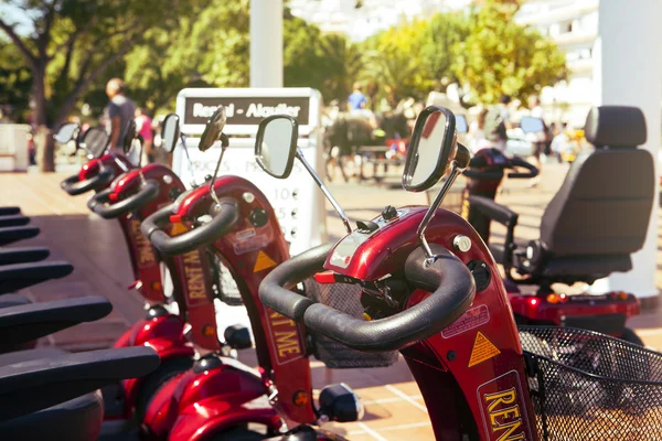 Alquiler de scooters eléctricos para personas mayores. De cerca. . — Foto de Stock