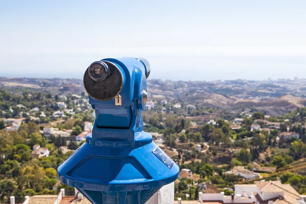 Telescopio azul para hacer turismo por la naturaleza . — Foto de Stock