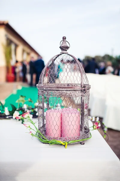 Decoração de casamento vintage com gaiola de pássaros, velas e plantas . — Fotografia de Stock