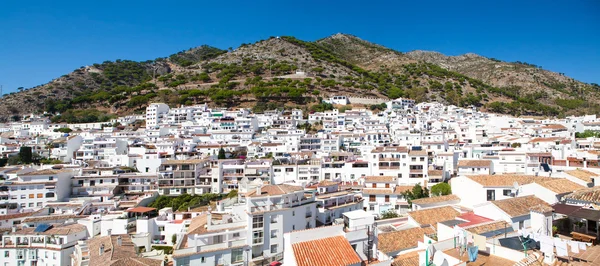 Mijas village, Andalúzia, Spanyolország. Fehér falusi házak a hegyoldalban. — Stock Fotó