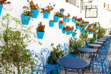 Andalusia köyde Mijas beyaz forge mobilyalarla tipik Teras.