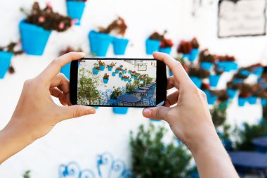 Eller Andalusia beyaz bir köyde cep telefonu ile fotoğraf çekimi.