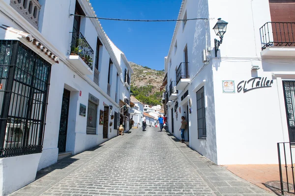 Mijas, España- 29 de septiembre de 2015: Una de las calles más populares del pueblo blanco de Mijas . — Foto de Stock