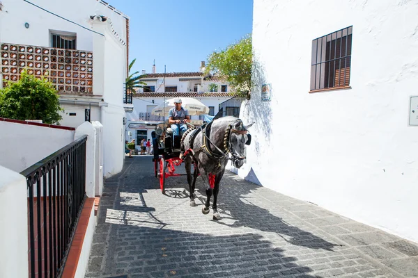 Mijas, España- 29 de septiembre de 2015: Un carruaje de caballos en una calle del pueblo blanco de Mijas, en Andalucía. España , — Foto de Stock
