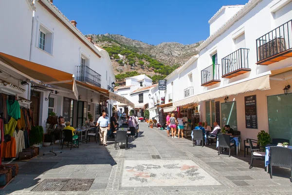 Mijas, Spanyolország - szeptember 29-én 2015-re: az egyik a legnépszerűbb utcájában található a fehér Mijas falva. — Stock Fotó