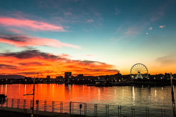 Coucher de soleil magnifique dans le port maritime . — Photo