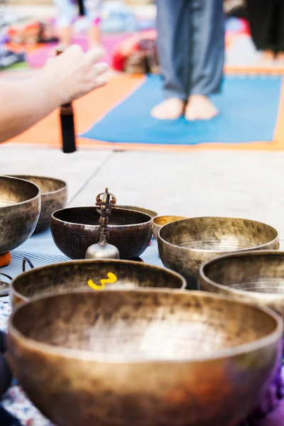 Hand die yoga spelen kommen buitenshuis. — Stockfoto