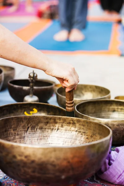 Yoga oynarken el açık havada kaseler. — Stok fotoğraf