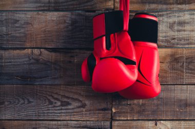 Çift boks eldiven bir rustik ahşap duvarda asılı. Vintage tarzı.