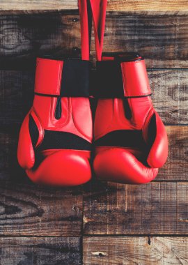 Çift bloxing eldiven bir rustik ahşap duvarda asılı. Vintage sesi.