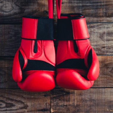 Çift bir rustik ahşap duvarda asılı bloxing eldiven.