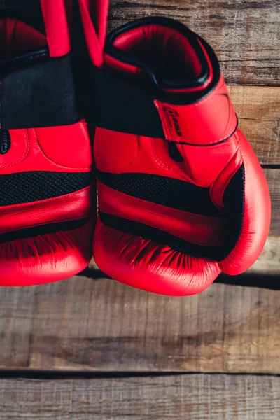 Makro-Detail roter Boxhandschuhe. — Stockfoto