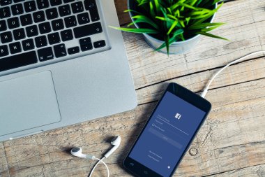 Malaga, İspanya - 29 Ekim 2015: Facebook app bir cep telefonu ekran.
