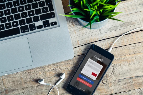 Malaga, İspanya - 29 Ekim 2015: Pinterest app akıllı telefon ekranında.