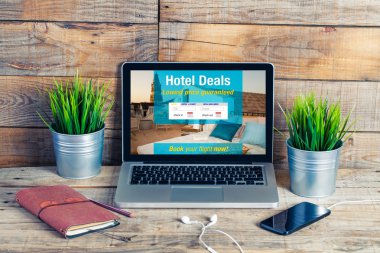 Otel rezervasyon Web sitesi şablonu bir dizüstü bilgisayar monitörü.