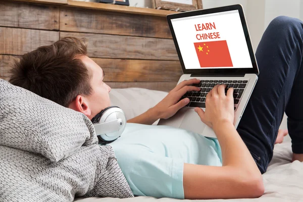 Hombre aprendiendo chino en casa . Imagen De Stock