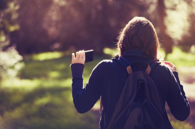 Geri döndü kadın ormanda yürüyüş.