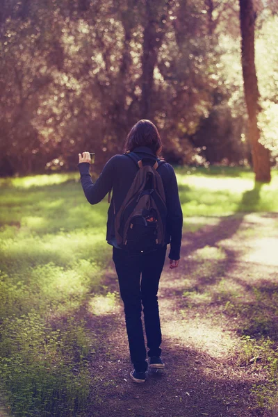 Indietro girato donna a piedi nella foresta . — Foto Stock