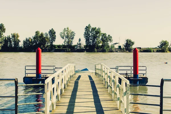 Old wooden jetty at the river. Vintage tone. — Stock Photo, Image