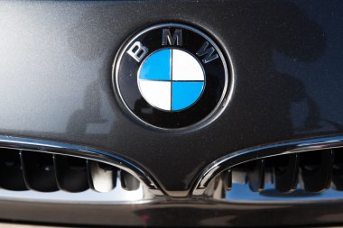 Malaga, İspanya - 2 Aralık 2015: Bmw araba logosu araba Hood.