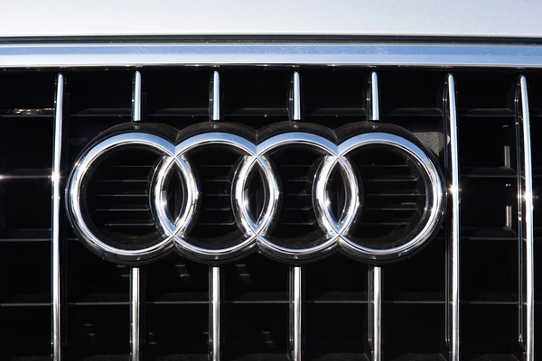 MALAGA, ESPANHA - DEZEMBRO 2, 2015: AUDI logotipo do carro na frente da grade do carro . — Fotografia de Stock