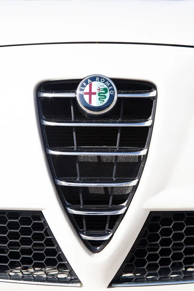 MALAGA, ESPANHA - DEZEMBRO 2, 2015: Alfa Romeo logotipo do carro na frente da grade do carro . — Fotografia de Stock