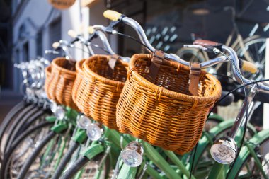 Bisiklet sepet kapatın. Satır Kiralık Bisiklet.