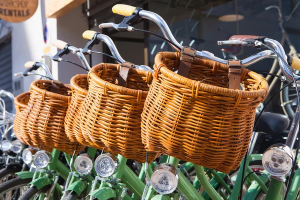 Nahaufnahme von Fahrradkörben. — Stockfoto