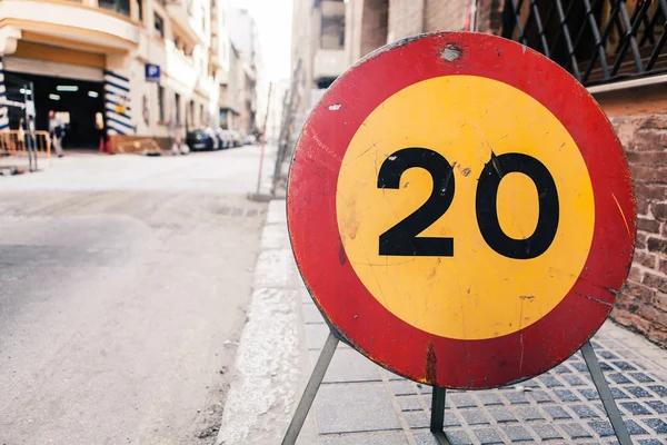 Дорожній знак 20 обмеження швидкості . — стокове фото