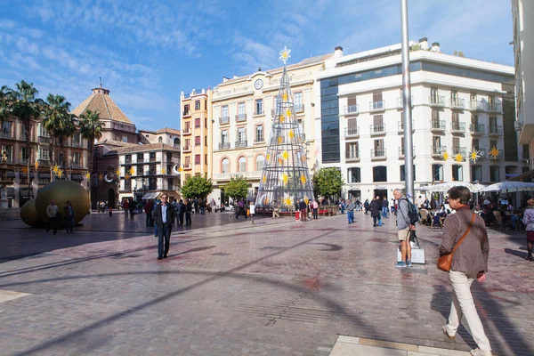 MALAGA, ESPAÑA - 2 DE DICIEMBRE DE 2015: Un paseo peatonal por la Plaza de la Constitución en el centro de Málaga durante el día de diciembre . —  Fotos de Stock