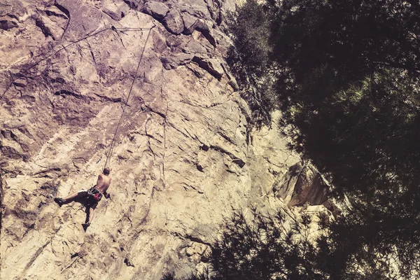 Man climbing a mountain alone. — Stock Photo, Image