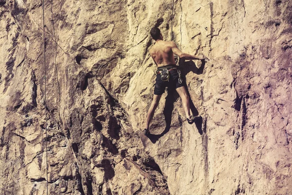 Homem de pé durante a escalada na montanha . — Fotografia de Stock
