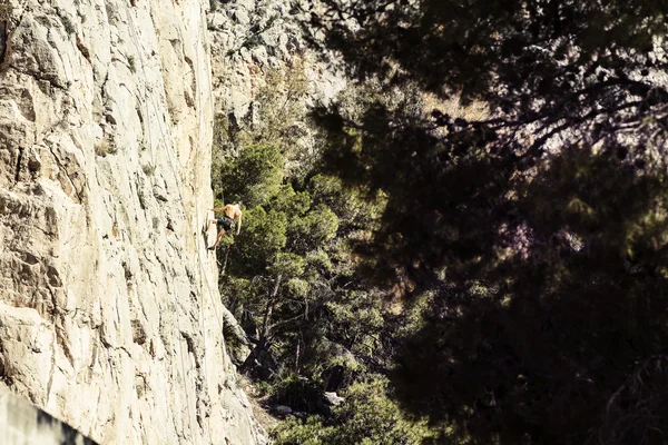 Man klimmen in de berghelling. — Stockfoto